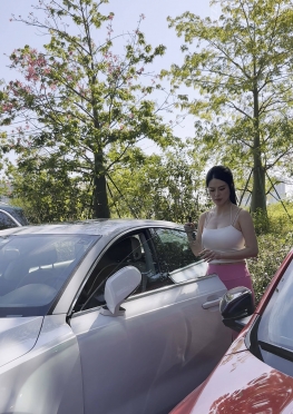 75311-75313逛街的粉色紧身瑜伽裤长腿美女视频