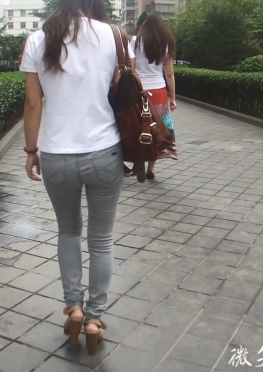 63378-63379-63380逛街的紧身裤女孩视频