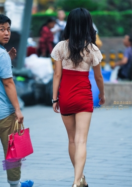 红色裹身裙，丰腴小姐姐（16P）