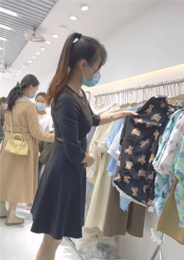 68719戴口罩逛街的短裙小姐姐小姐姐视频