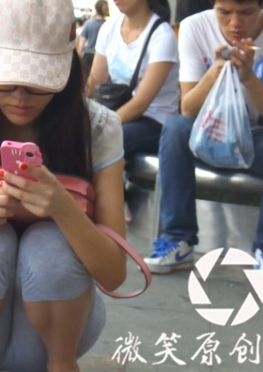 59115蹲着玩手机的紧身裤美女视频