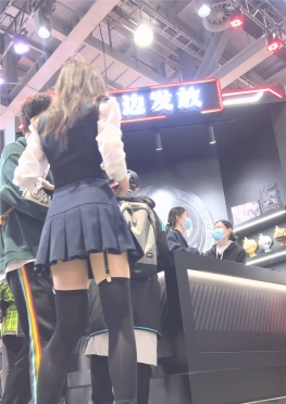 68773逛展会的超短裙吊带黑丝大长腿女孩子视频