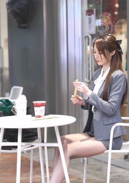 72649喝下午茶的职业装短裙黑丝足高跟鞋美女视频