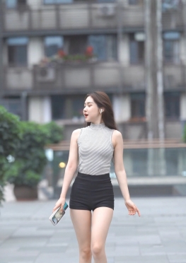 61977逛街的黑色热裤长腿女孩