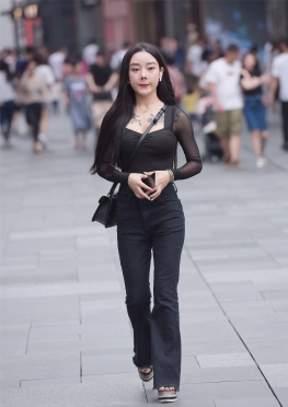 395HS牛Zk【42P】独自逛街的黑色牛仔裤小姐姐套图