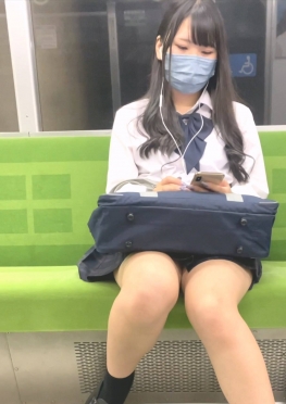 68243乘坐地铁回家的jk短裙小姐姐后来走楼梯视频