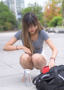 73026-73027跟着表姐到处闲逛的紧身热裤短裤长腿美女视频