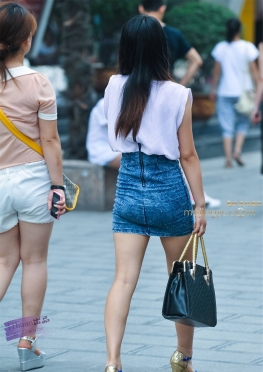 牛仔裹身裙，丰满小姐姐