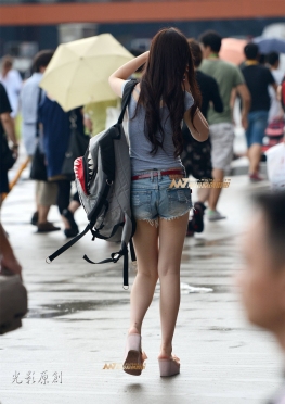 街拍身材高挑丰满的牛仔短裤热裤长腿美女