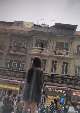 68130逛街的牛仔短裙大长腿女孩视频