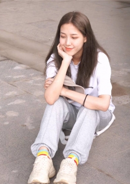 69001魔镜街拍第一站坐在地上大学学妹棉袜女孩视频