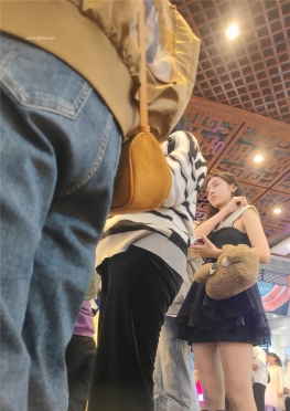 68156逛商场的黑色短裙长腿小姐姐小姐姐视频