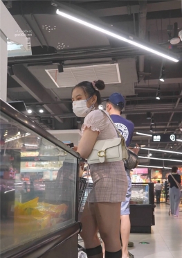 69333逛街的短裙小姐姐视频