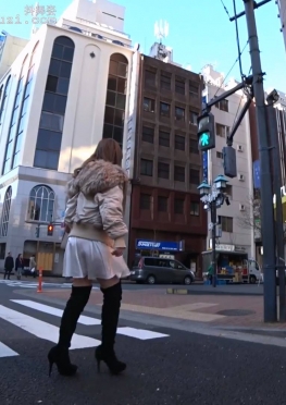 68065穿着短裙过马路的长腿小姐姐视频