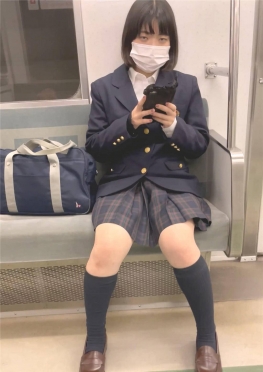 68233-68234坐在我对面的短裙女孩视频