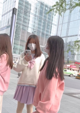 68720三位女同学戴着口罩逛街的白丝长腿小姐姐视频