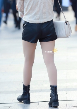 皮热裤 滑溜溜的肉丝 小姐姐美眉