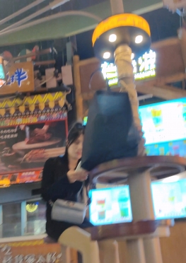 71252一个人在店里玩的短裙肉丝长腿小姐姐视频