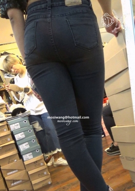 75929逛商城的黑色紧身牛仔裤长腿小姐姐视频