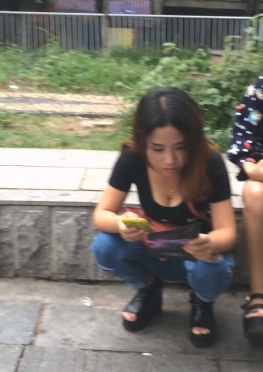 75144蹲在地上玩手机的牛仔裤小姐姐视频