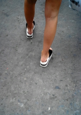 59212逛街的牛仔热裤翘臀美女和超短包裙大白腿女孩视频