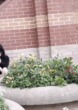 74500坐在校园角落的短裤小姐姐美女同学视频