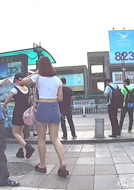 63206-63207等公交车的牛仔热裤长腿女孩视频