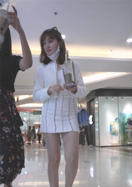 67428和闺蜜逛街的白色短裙长腿女孩视频