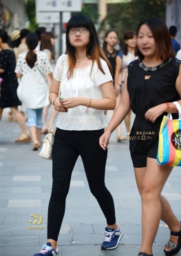 黑裤眼睛小妹