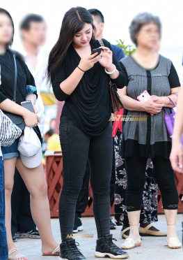 妩媚的眼神，黑色紧身裤小姐姐