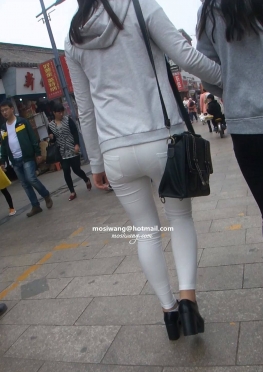 75944逛街的白色紧身裤长腿美女视频