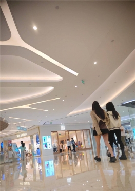 68123和闺蜜逛商场的超短裙大白腿长腿小姐姐视频
