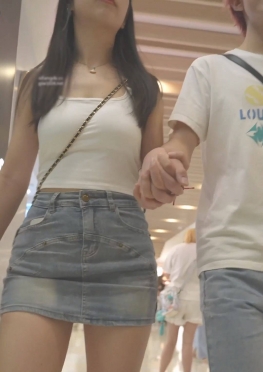 69675逛商场买鞋子的牛仔短裙长腿美足女孩视频