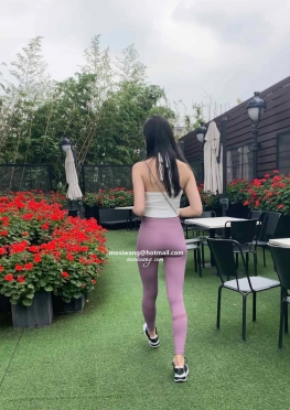 76186逛街的紫色紧身瑜伽裤长腿美女视频