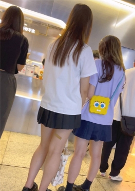 68640两位戴着口罩逛街的jk短裙长腿小姐姐女同学视频