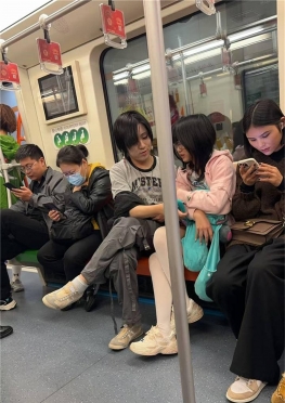 73419-73422在地铁上乱扣的jk短裙白袜长腿美女视频