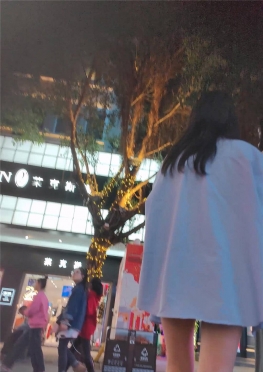 68131和闺蜜逛街的短裙大白腿小姐姐视频