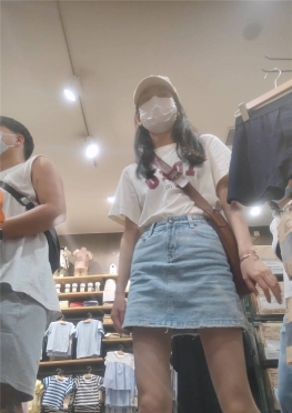 68118买衣服的牛仔短裙长腿女孩子视频