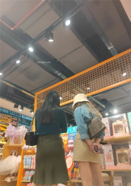68141和闺蜜逛商场的超短裙大长腿女神小姐姐视频