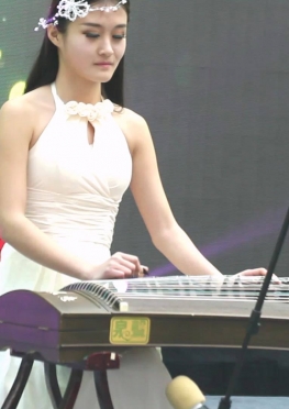 73001-73010学校里的美女同学视频