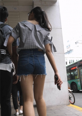 75121街拍逛街的牛仔热裤短裤长腿美女视频