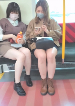 68383地铁偶遇两位大胆又可爱大方的短裙小姐姐小姐姐视频