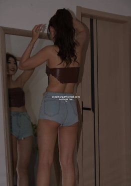 76042在家里的牛仔热裤大长腿美女视频