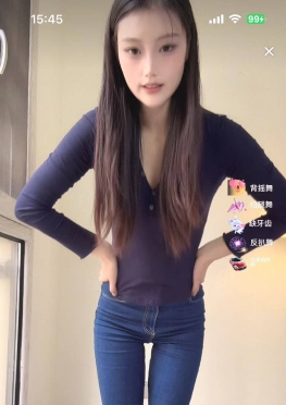 75499蓝色紧身牛仔裤美女视频