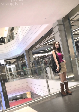 69674一个人逛商场的短裙大白腿长腿美女视频