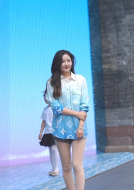 61962逛街的热裤长腿女孩视频