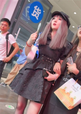 69331穿搭时尚的短裙黑丝长腿小姐姐视频