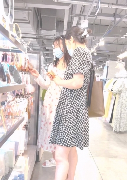 68620和朋友逛超市的短裙女孩子视频