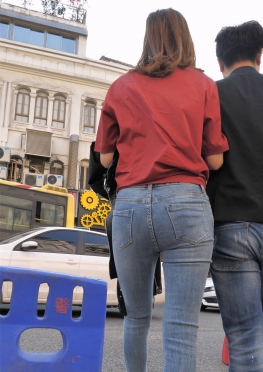 75099-75100逛街的紧身牛仔裤长腿美女视频