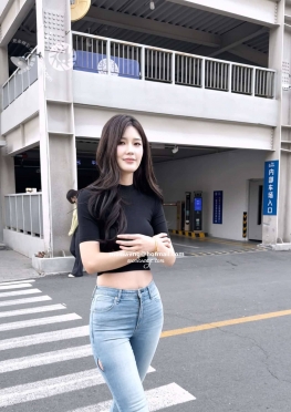 76125逛街的低腰紧身牛仔裤长腿美女视频